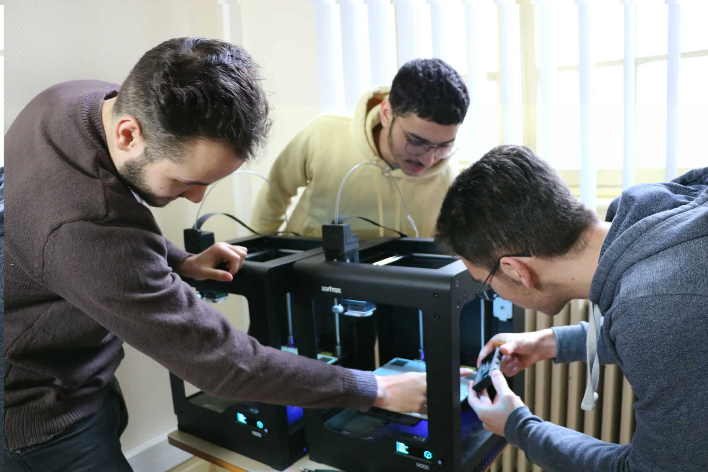 élèves subtilisant l'imprimante 3D